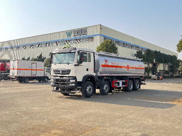 8x4重汽豪沃TX系列26立方原油運(yùn)輸罐車/華威馳樂牌SGZ5321GRYZZ6T5型易燃液體罐式運(yùn)輸車